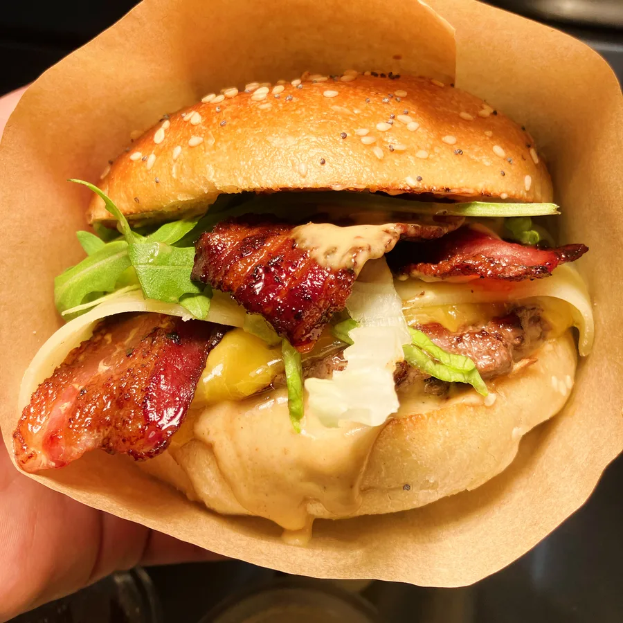 Burger Pipok dans son papier kraft, viande fraîche et cheddar fondu
